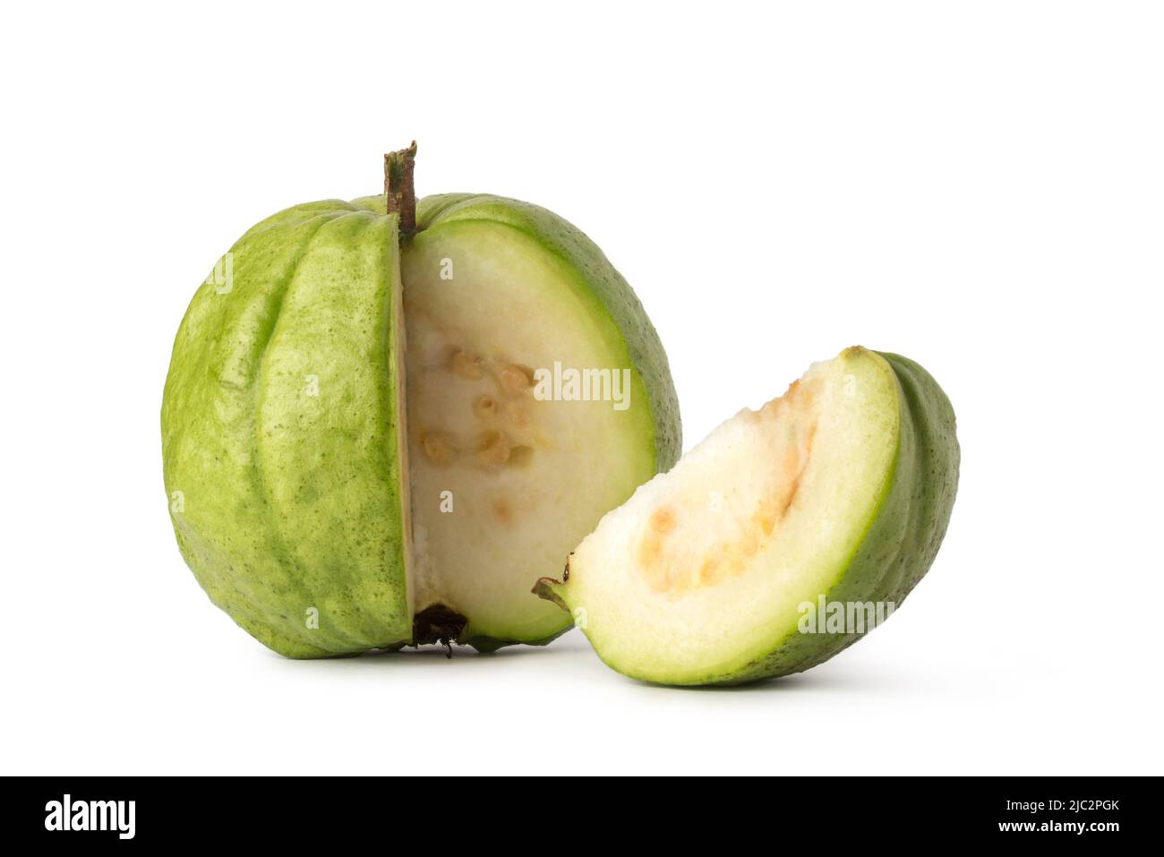 fruits de goyave tranchés, isolés sur fond blanc, fruits tropicaux communs avec une peau vert jaunâtre et emballés avec des nutriments, gros plan Banque D'Images