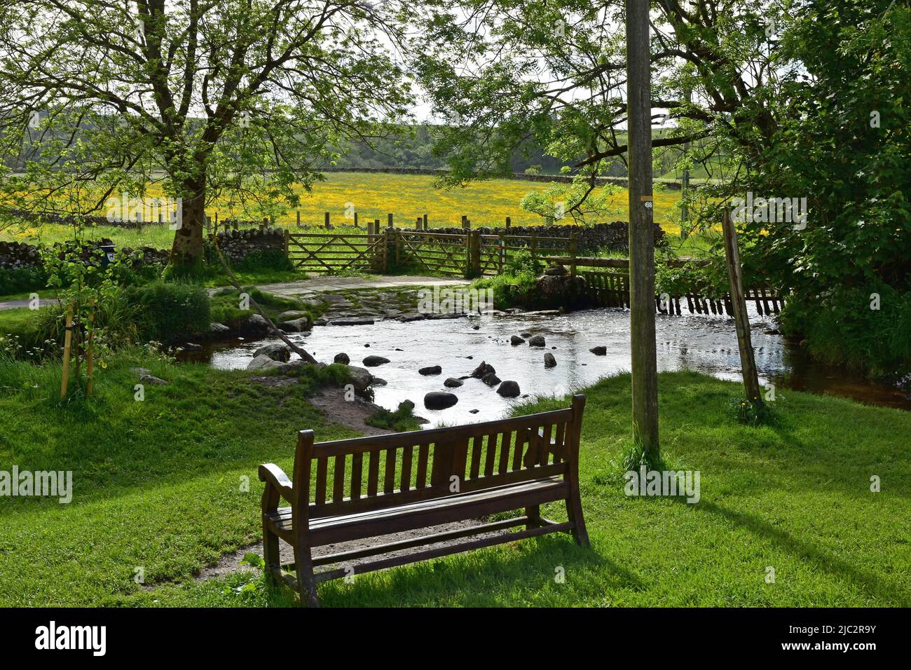 Malham, Malham beck qui coule à travers le village, Yorkshire Dales Banque D'Images