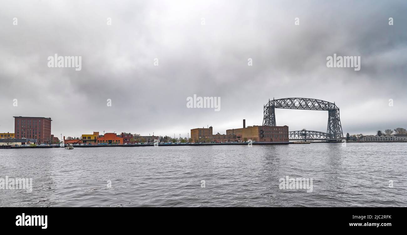 Vue lointaine sur Canal Park et le pont aérien de Duluth Banque D'Images