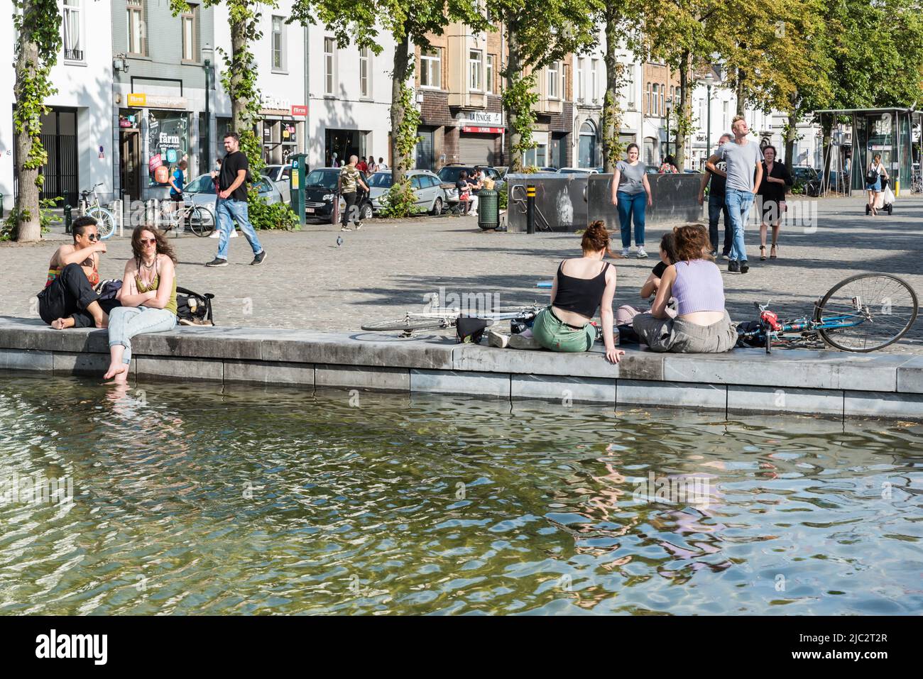 Centre ville de Bruxelles, région de la capitale de Bruxelles - Belgique - 06 20 2020 personnes assises à la fontaine Anspach sur la place Sainte Catherine Banque D'Images