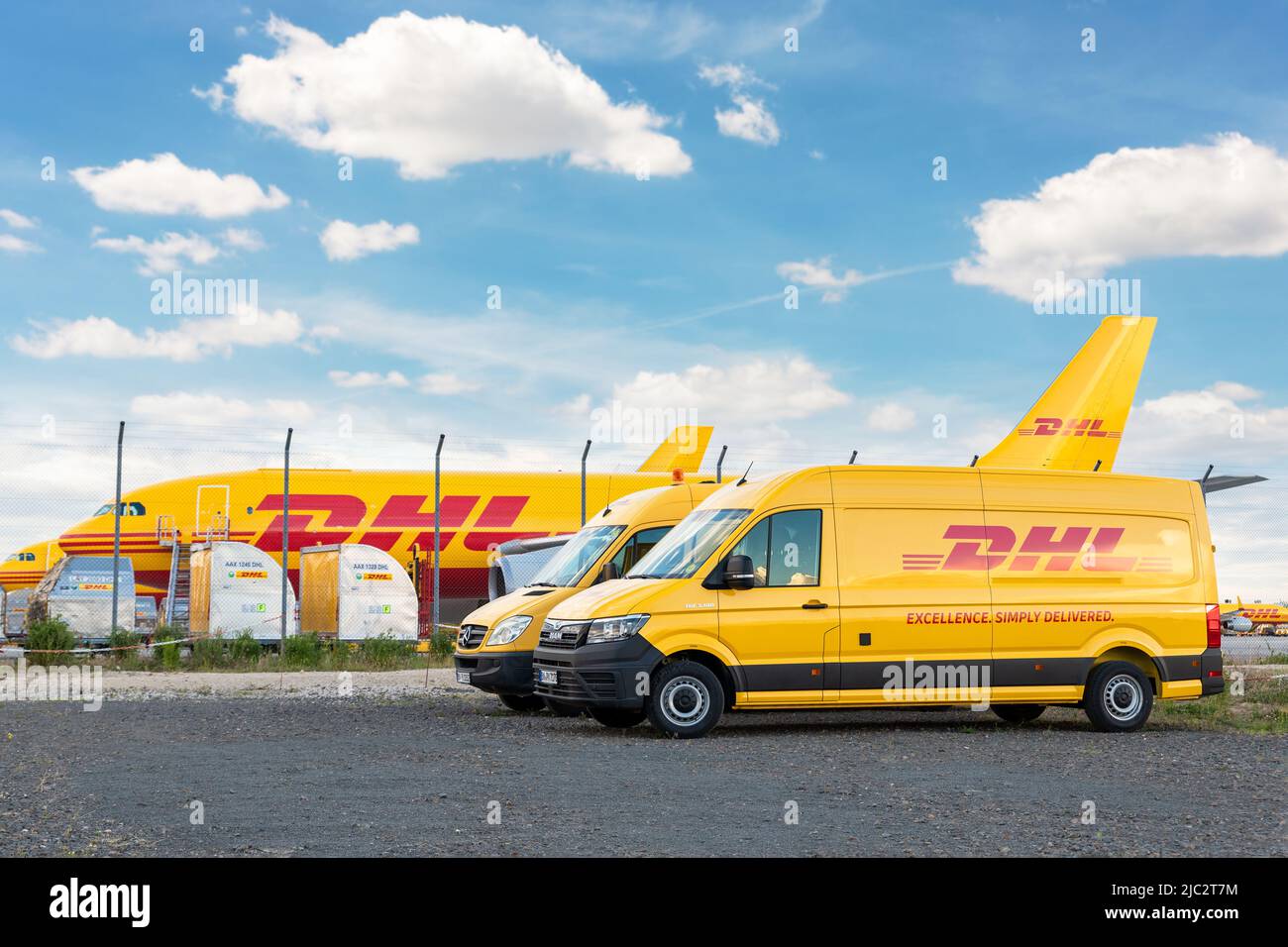 Schkeuditz, Allemagne - 29th mai 2022 - de nombreux minibus de messagerie contre des avions de fret stationnés sur le tablier du terminal de l'aéroport de Leipzig Halle pour la distribution du chargement Banque D'Images