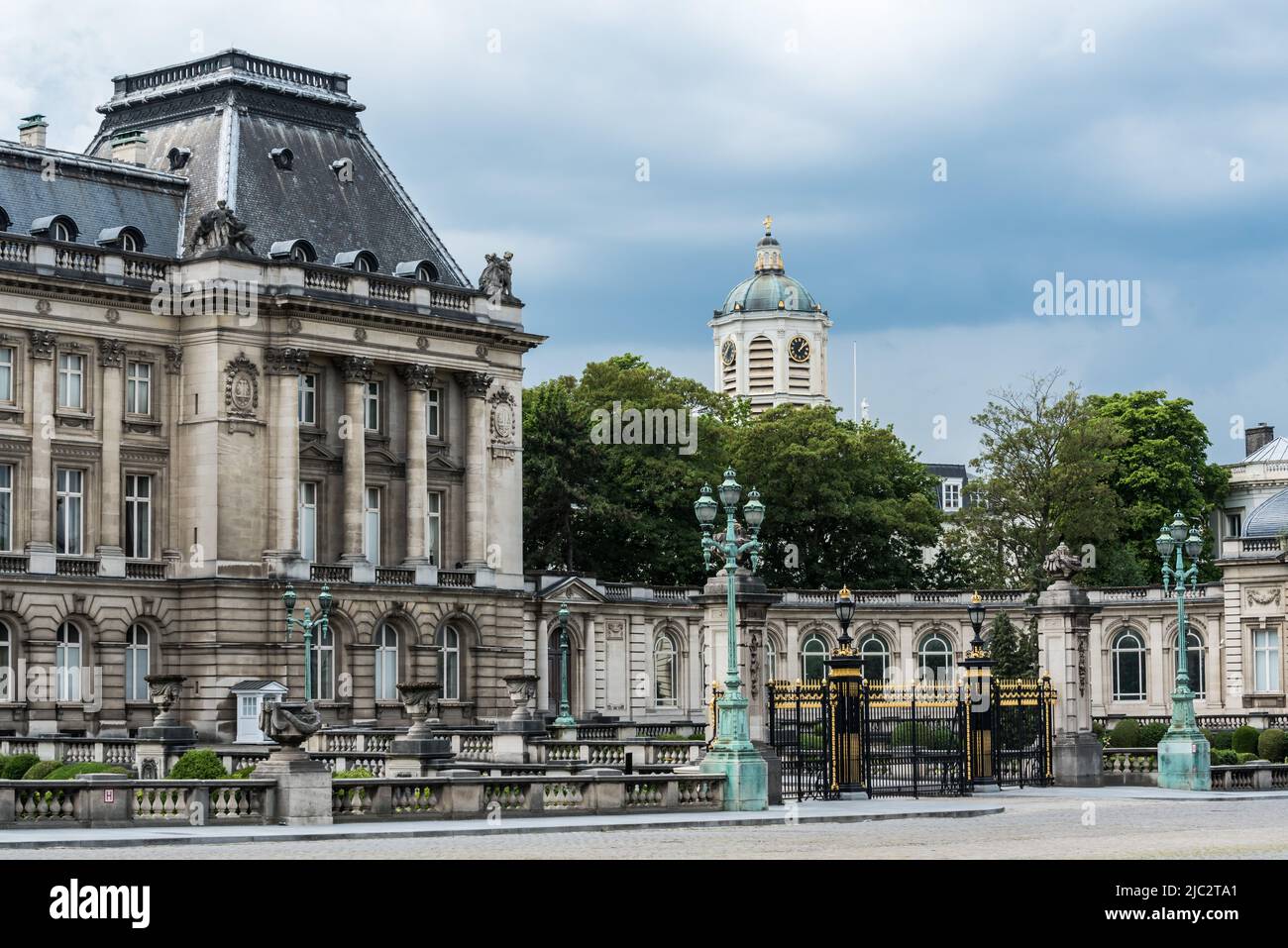 Centre ville de Bruxelles, région de la capitale de Bruxelles - Belgique - 06 20 2020 façade du Palais Royal sur la place du Palais Banque D'Images