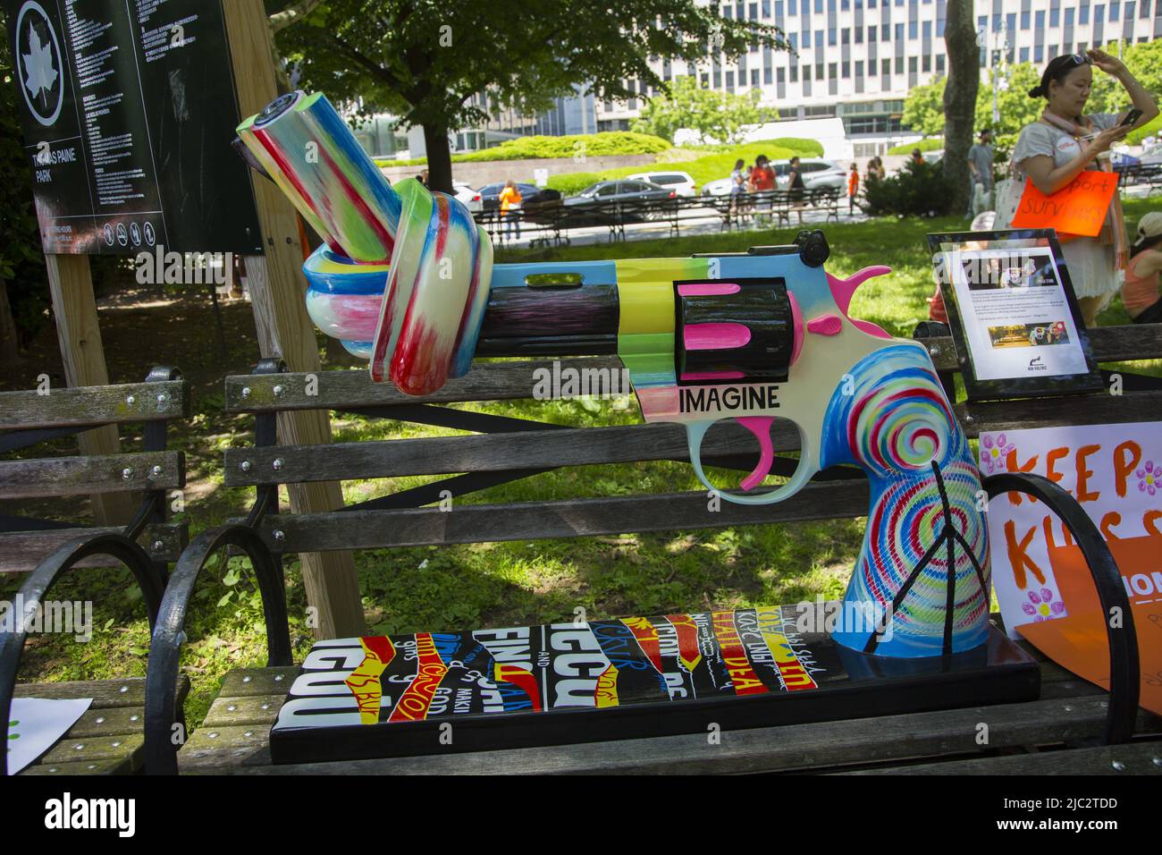 La sculpture originale du Knotted Gun, également connu sous le nom de « non-violence », a été créée par l’artiste suédois Carl Fredrik Reuterswärd, un ami de la famille de John Lennon. Reuterswärd a créé ce morceau d'art après la mort tragique de Lennon, en l'honneur de la vision du chanteur d'un monde pacifique. Les mamans exigent action NYC commémorent Wear Orange avec son rassemblement annuel et sa marche pour la réforme de la loi sur les armes à feu à Solidarnosc avec les survivants de la violence des armes à feu de Foley Square dans le bas de Manhattan, en face du pont de Brooklyn. Banque D'Images