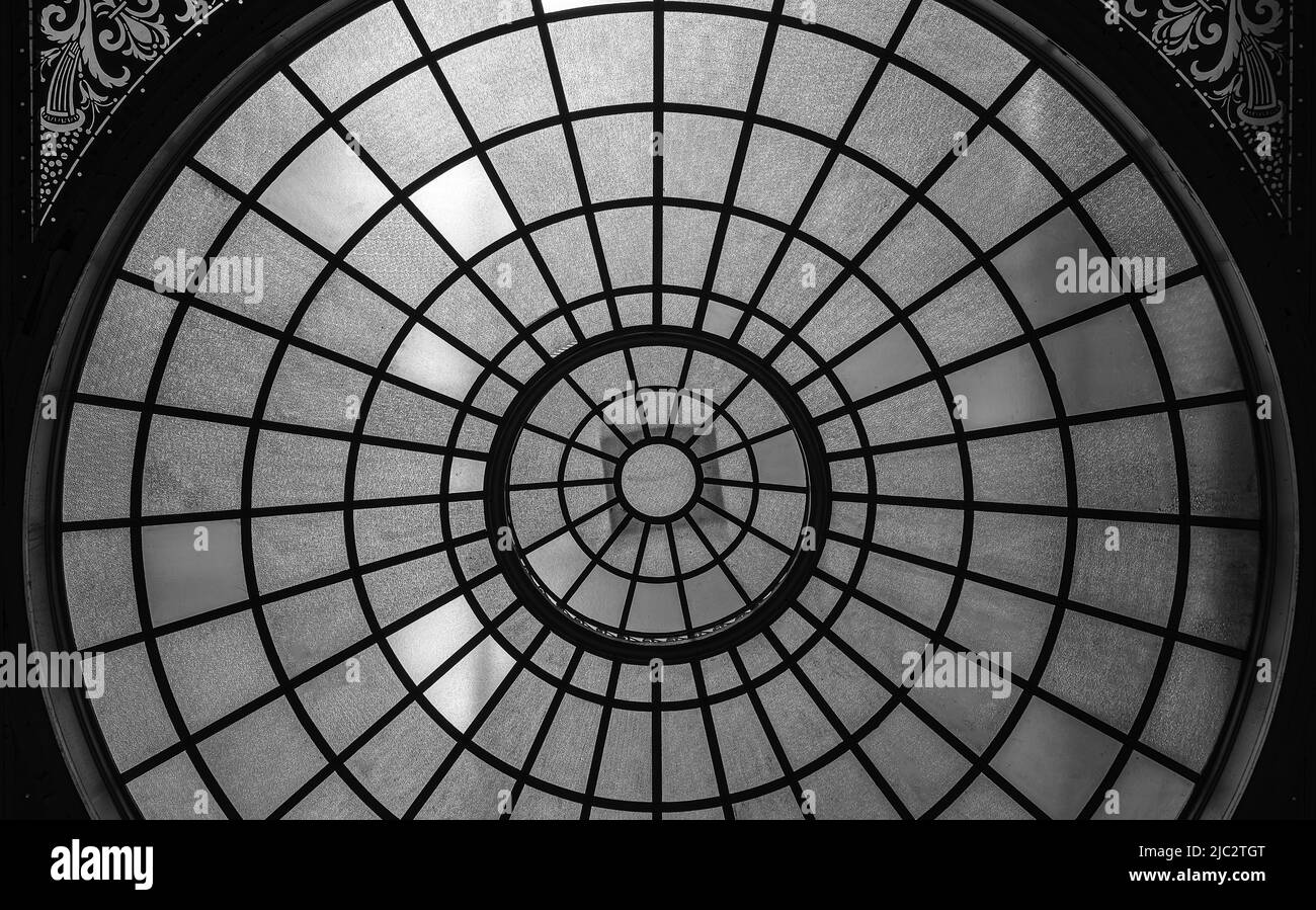 Centre ville de Bruxelles, région de la capitale de Bruxelles - Belgique - 06 20 2020 plafond rond en verre décoré Art nouveau du musée du jouet de bruxelles Banque D'Images