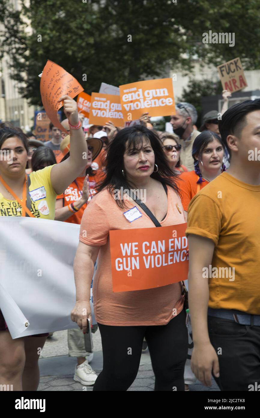 Les mamans exigent action NYC commémorent Wear Orange avec son rallye annuel et Walk in Solidarity avec les survivants de la violence des armes à feu depuis Foley Square dans le bas de Manhattan, en traversant le pont de Brooklyn. Banque D'Images