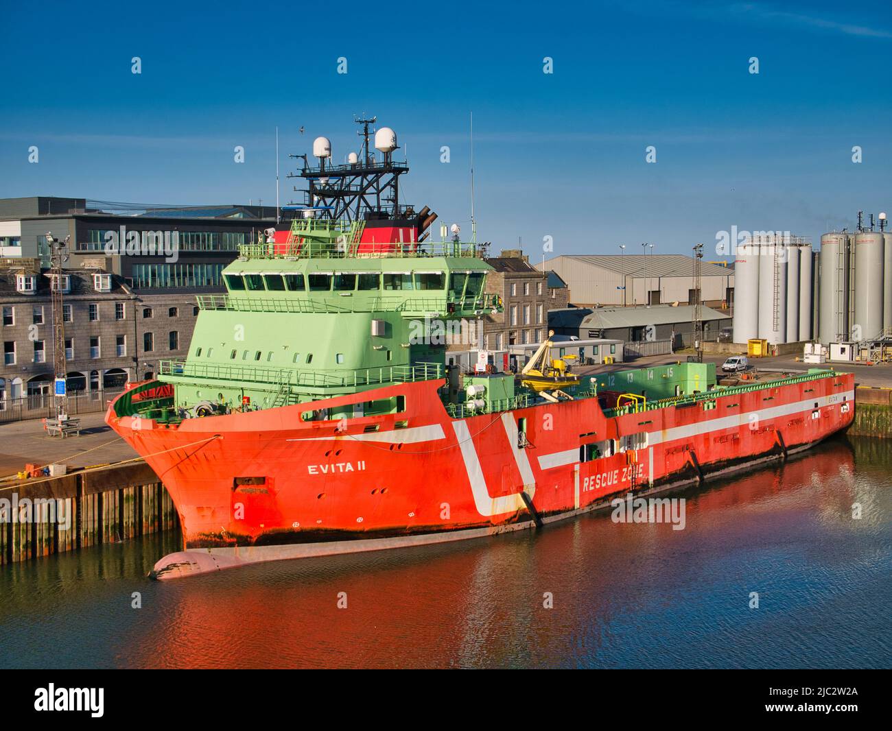 Amarré dans le port d'Aberdeen, Evita II, un navire de fourniture et de tug offshore, construit en 2012. Avec superstructure verte et coque rouge. Pris un jour ensoleillé. Banque D'Images