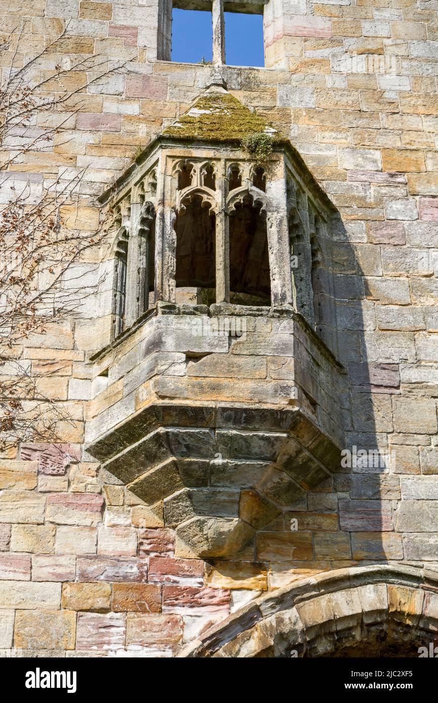 Détail de la fenêtre d'oriel de la tour Marmion, West Tanfield, North Yorkshire, Royaume-Uni. Banque D'Images