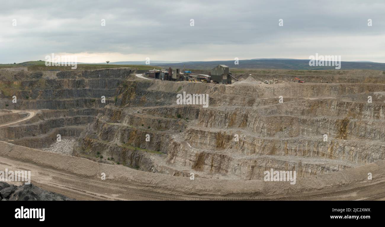 Vue panoramique sur la carrière de Coldstones, Greenhow Hill, le pont Pateley, Harrogate, North Yorkshire, Royaume-Uni exploité par Hanson Aggregates. Banque D'Images