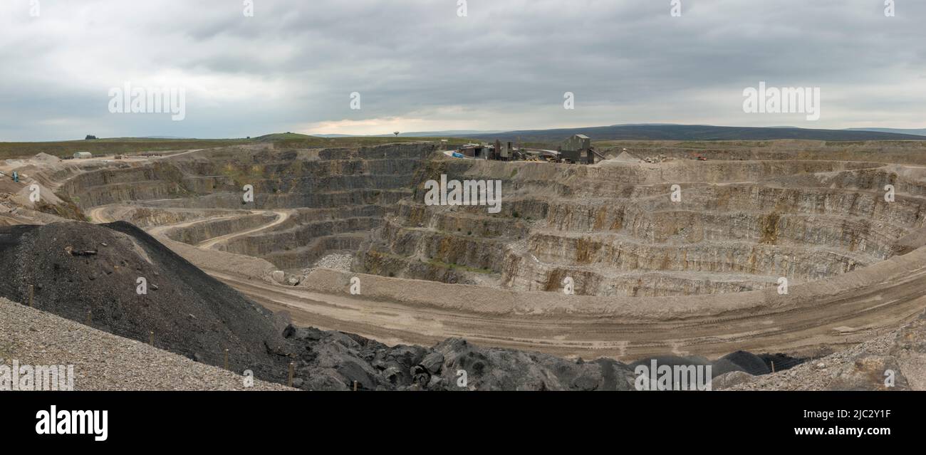 Vue panoramique sur la carrière de Coldstones, Greenhow Hill, le pont Pateley, Harrogate, North Yorkshire, Royaume-Uni exploité par Hanson Aggregates. Banque D'Images