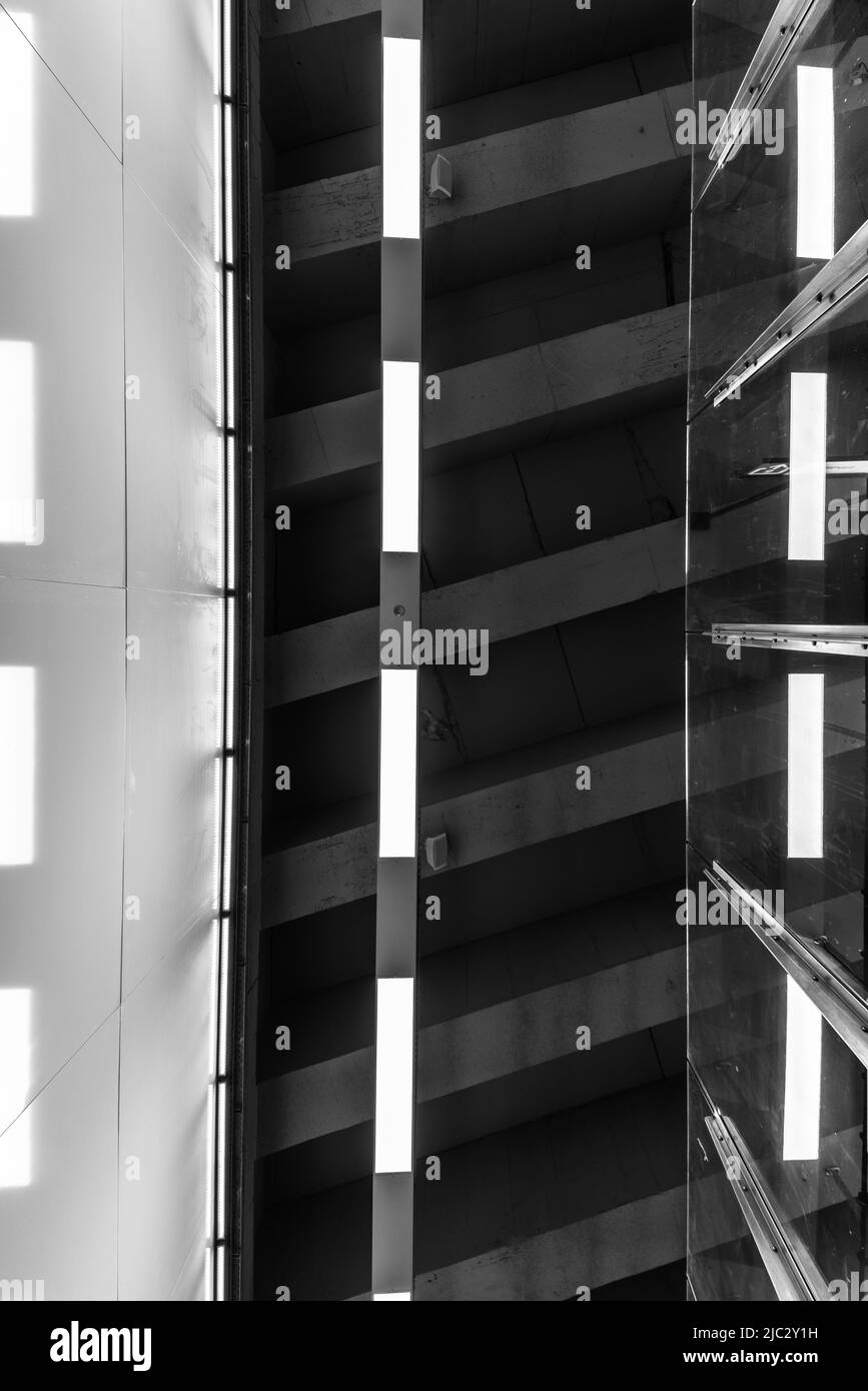 Koekelberg, région de Bruxelles-capitale - Belgique - 05 25 2020 Résumé lignes diagonales du plafond du carrefour du tramway Simonis Banque D'Images