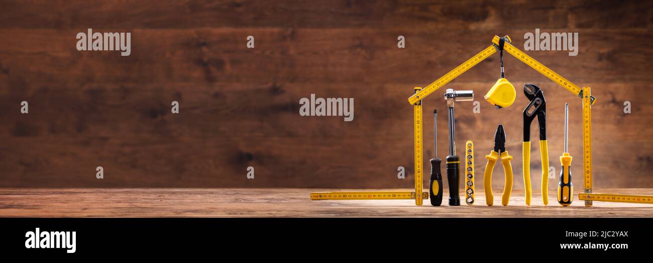 Chambre composé d'un ruban à mesurer avec différents outils plus Worktools Banque D'Images