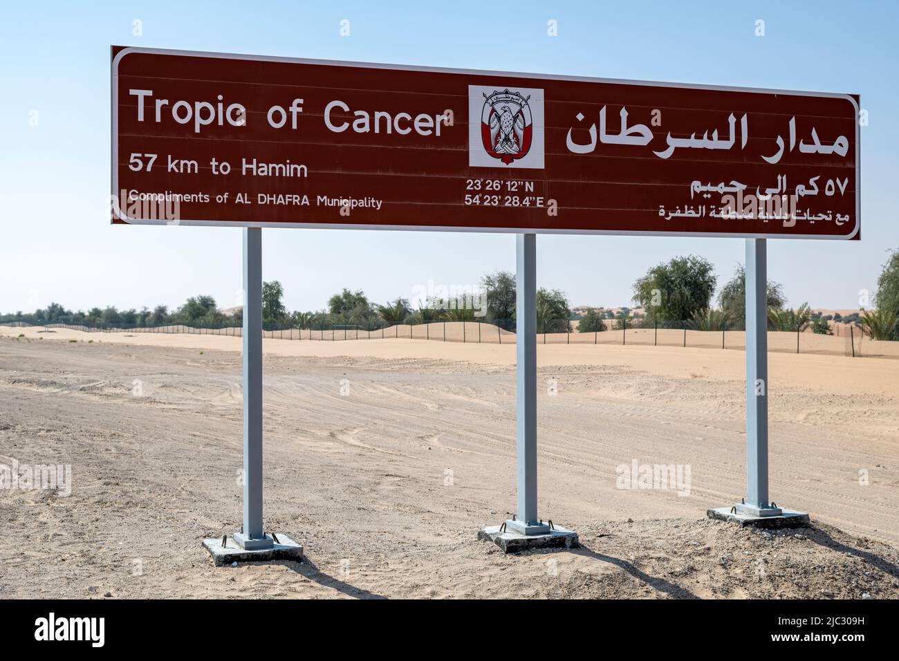 Signe marquant le tropique du cancer à Abu Dhabi Émirats, Émirats arabes Unis, Moyen-Orient, péninsule arabique Banque D'Images