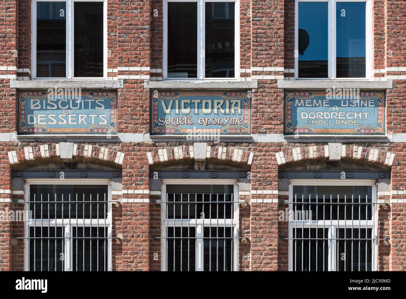 Koekelberg, Bruxelles région de la capitale - Belgique - 05 25 2020 façade en pierre de brique de l'ancienne fabrique de biscuits Victoria, aujourd'hui le village belge de chocolat Banque D'Images