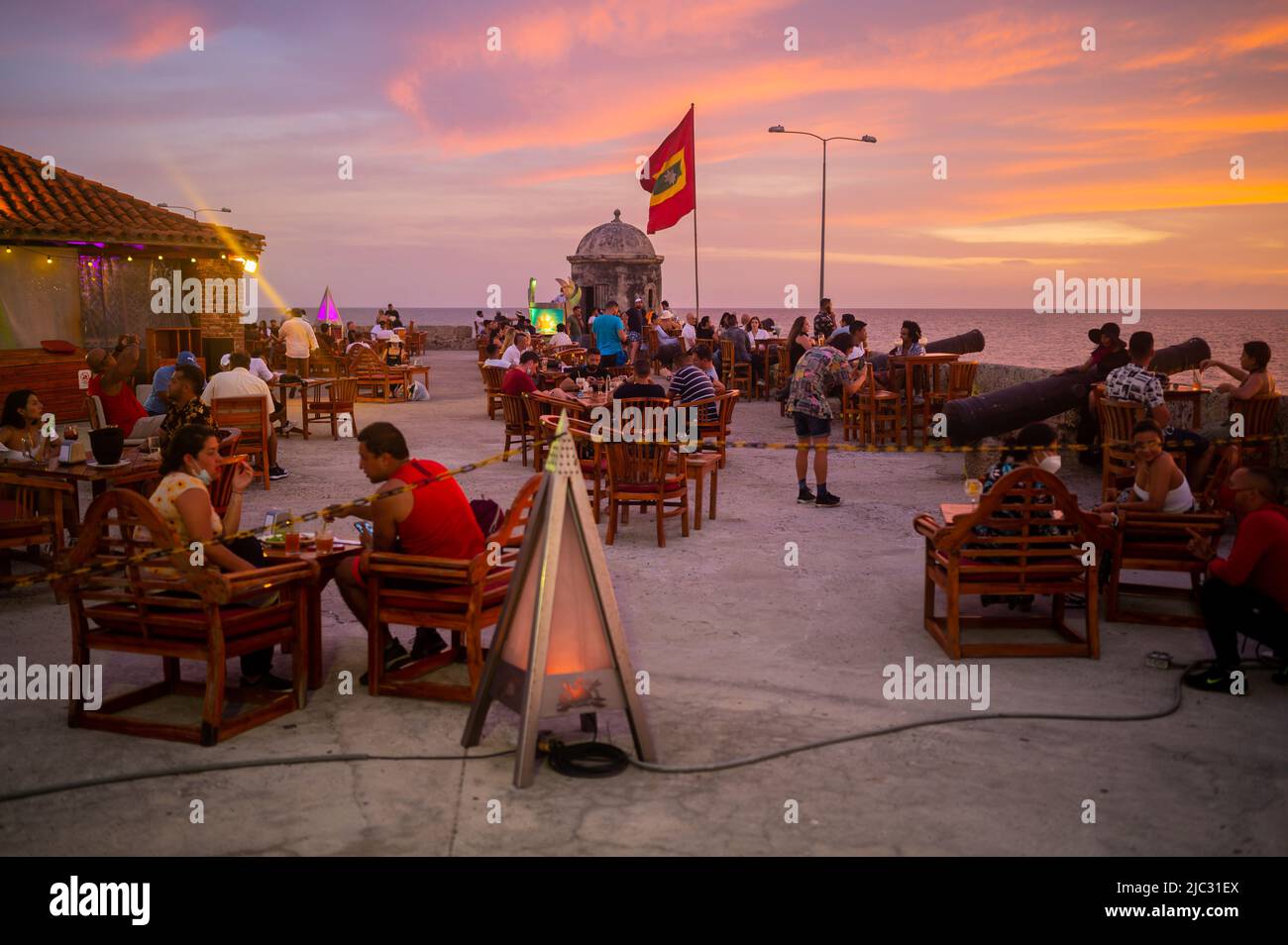 Magnifique coucher de soleil depuis le populaire café del Mar Lounge bar au sommet de Baluarte Santo Domingo dans la vieille ville fortifiée de Cartagena, Colombie Banque D'Images