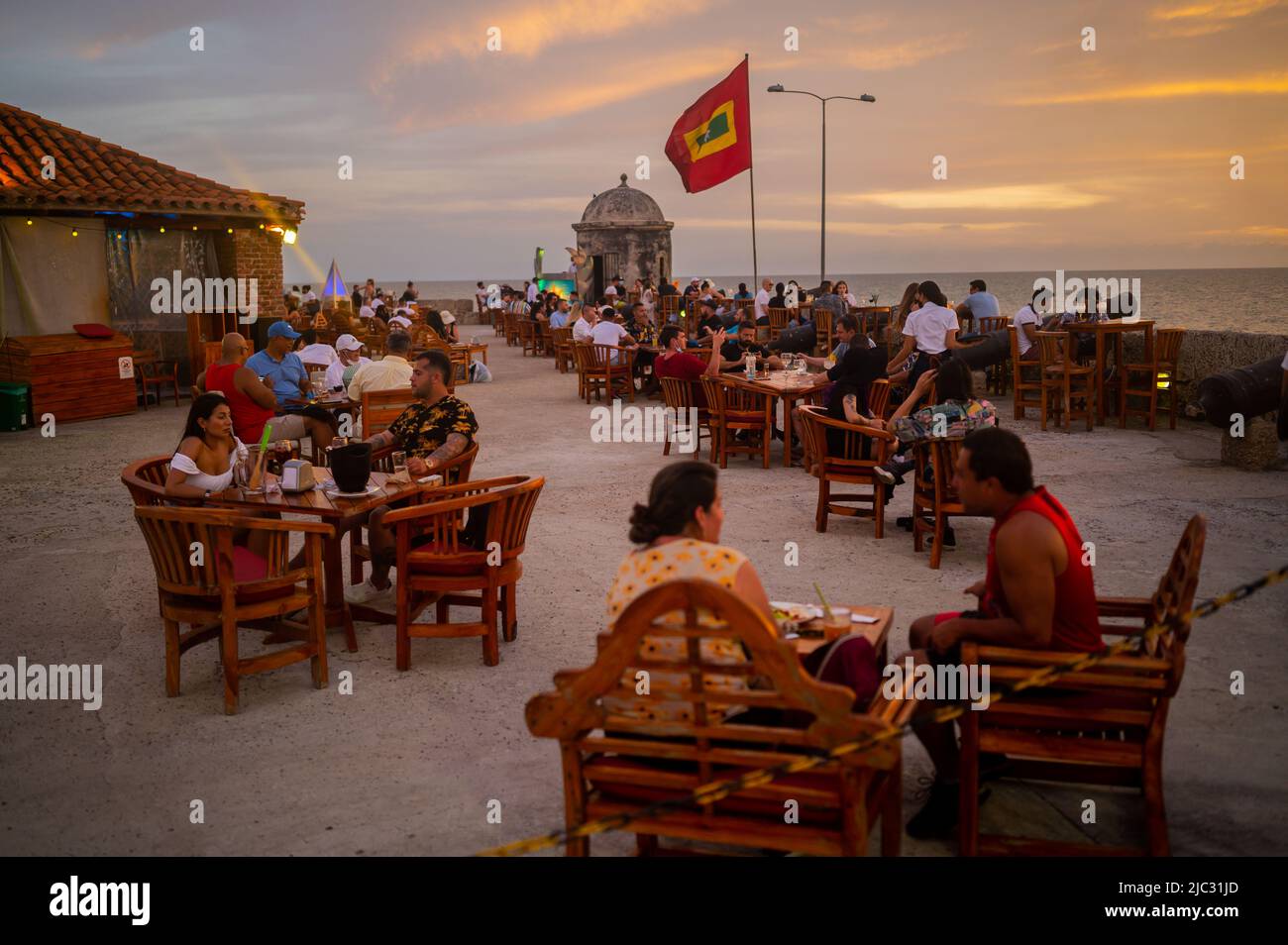 Magnifique coucher de soleil depuis le populaire café del Mar Lounge bar au sommet de Baluarte Santo Domingo dans la vieille ville fortifiée de Cartagena, Colombie Banque D'Images