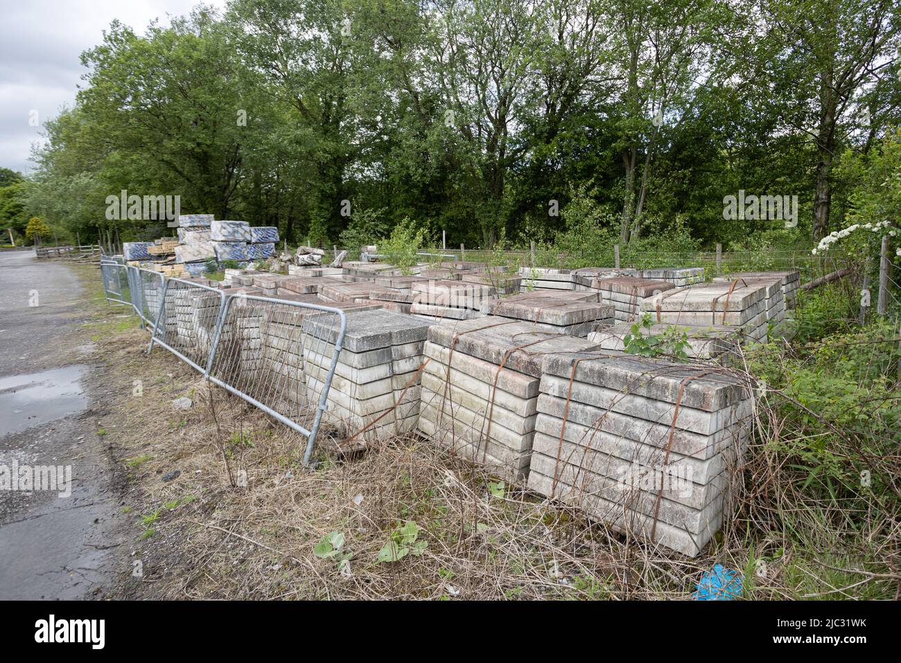 Pierres de construction empilées sur le côté de la route Banque D'Images