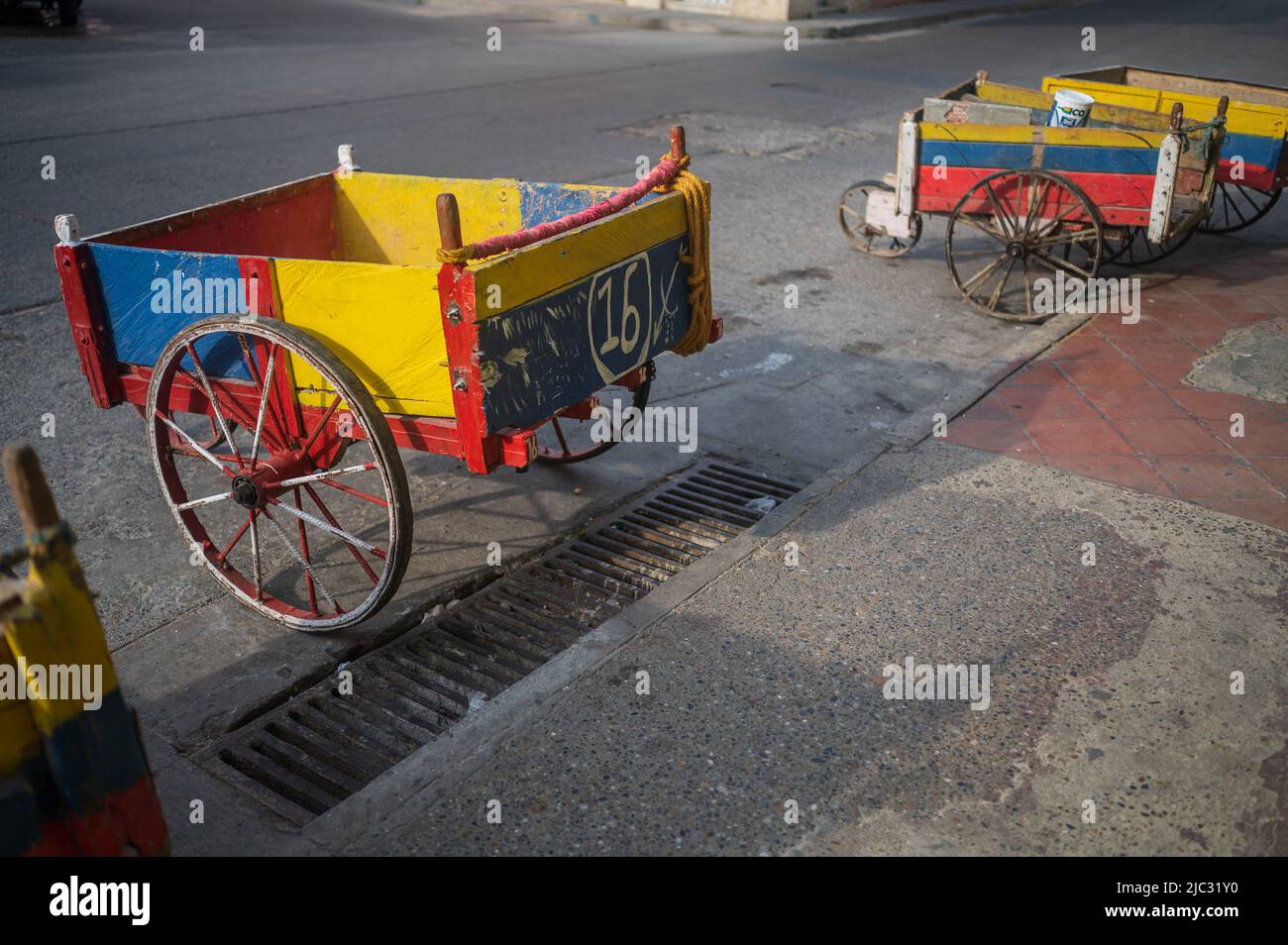 Voitures traditionnelles en bois dans les rues du quartier frais de Getsemani, Cartagena de Indias, Colombie Banque D'Images