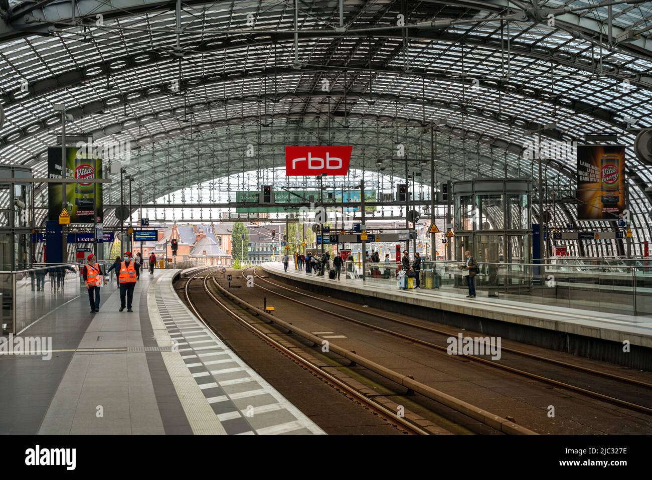 Töristen, Züge und Fahrgäste am Berliner Hauptbahnhof Banque D'Images