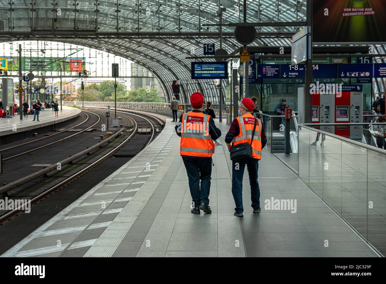 Töristen, Züge und Fahrgäste am Berliner Hauptbahnhof Banque D'Images