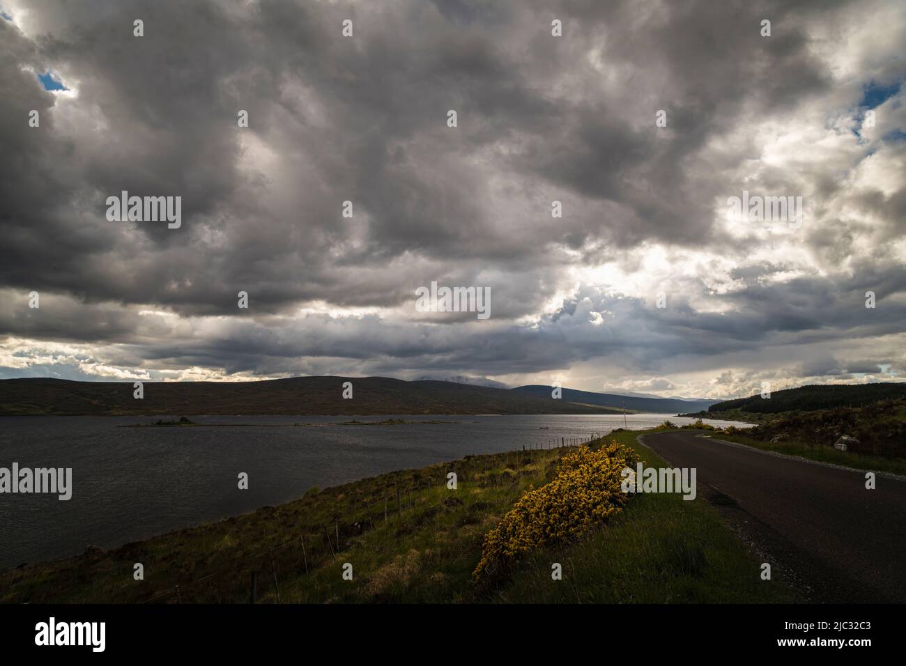 Une image HDR d'été sombre du Loch Shin et du pont de Laxford en A838 vers Lairg à Sutherland, en Écosse. 31 mai 2022 Banque D'Images