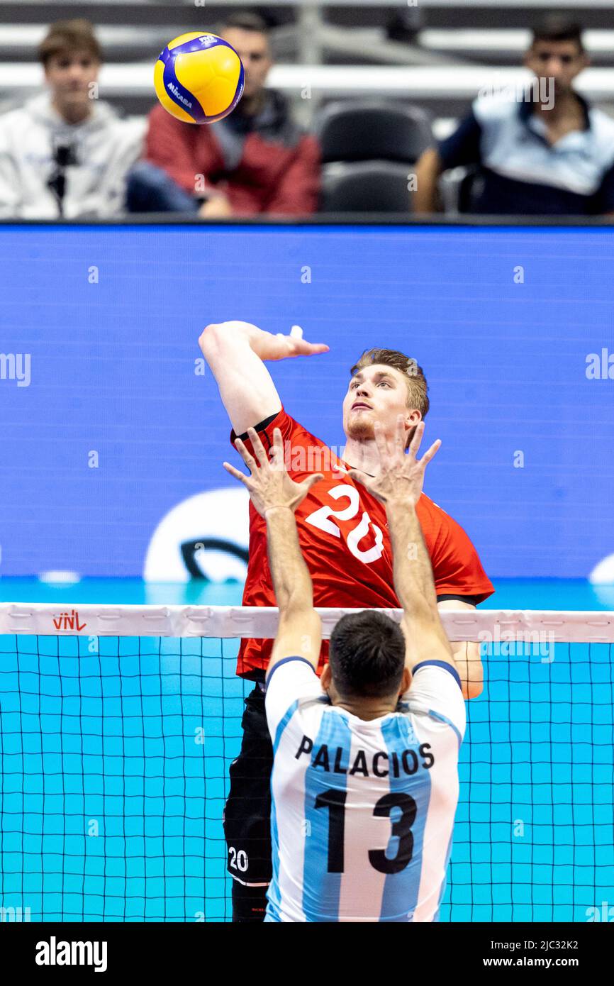 Ottawa, Canada. 09 juin 2022. Linus Weber (20 -- d'Allemagne) dans l'action de volleyball de la coupe des nations de la FIVB entre l'Argentine et l'allemand à Ottawa, Canada. L'Argentine a gagné 3 matches à 1. Banque D'Images