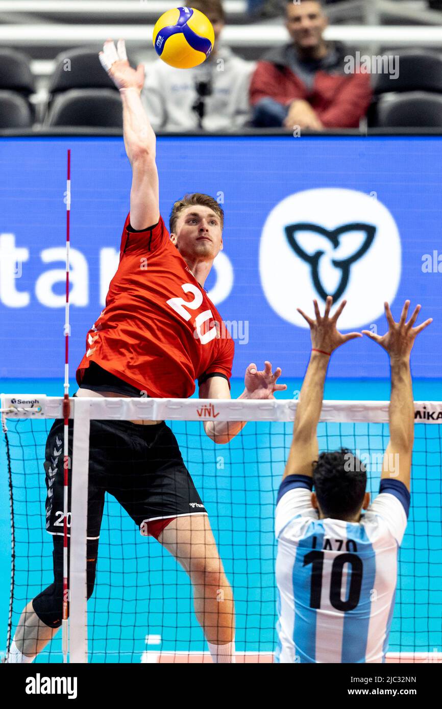 Ottawa, Canada. 09 juin 2022. Linus Weber (20 -- d'Allemagne) dans l'action de volleyball de la coupe des nations de la FIVB entre l'Argentine et l'allemand à Ottawa, Canada. L'Argentine a gagné 3 matches à 1. Banque D'Images