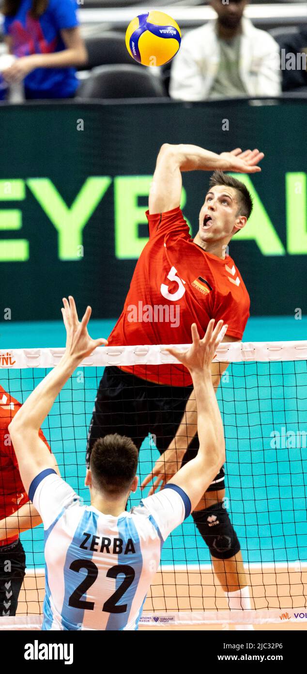 Ottawa, Canada. 09 juin 2022. Moritz Reichert (5 -- d'Allemagne) dans l'action de volleyball de la coupe des nations de la FIVB entre l'Argentine et l'allemand à Ottawa, Canada. L'Argentine a gagné 3 matches à 1. Banque D'Images