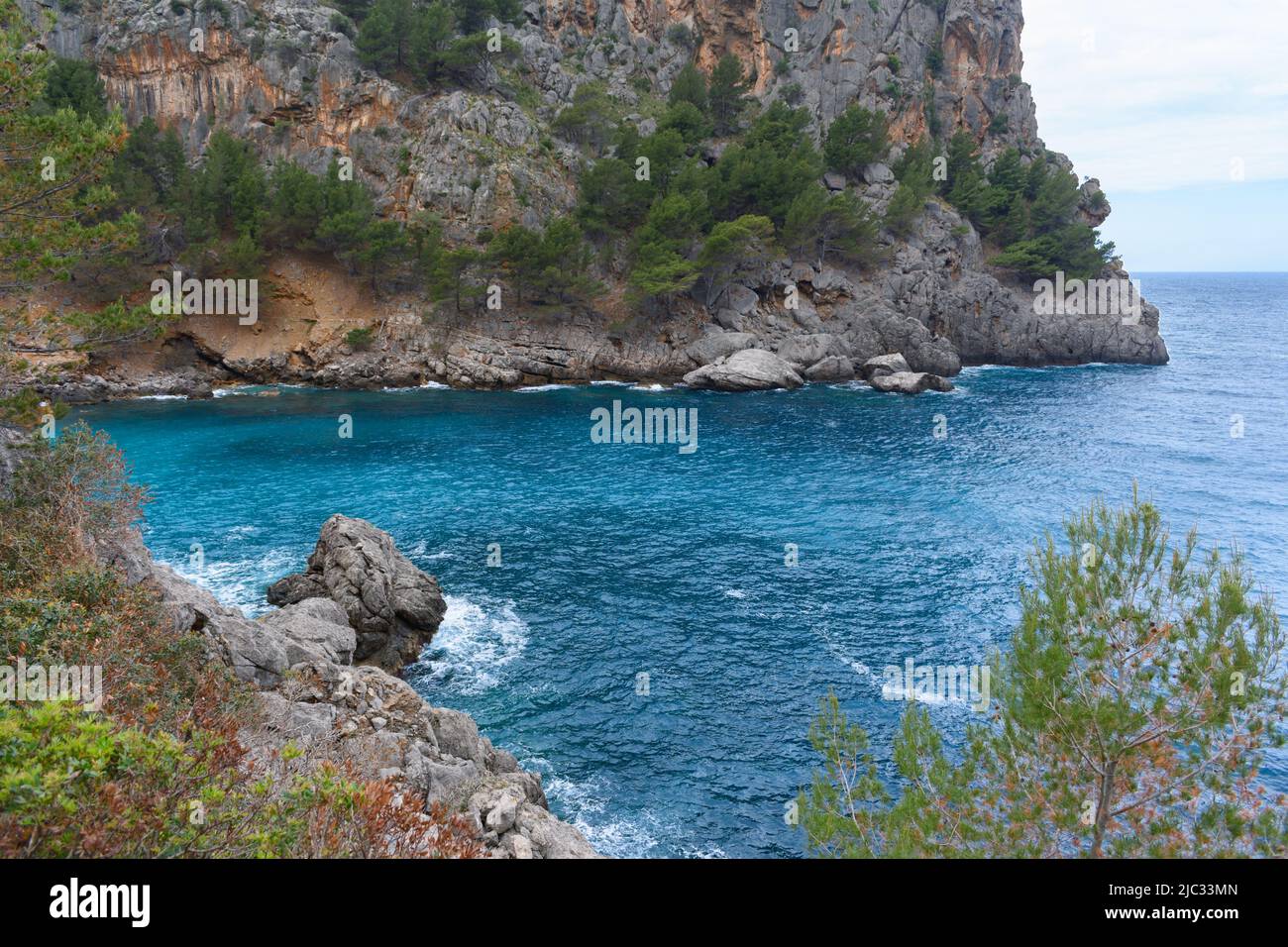 Eaux de mer turquoise et falaises à sa Calobra, Majorque, Espagne Banque D'Images