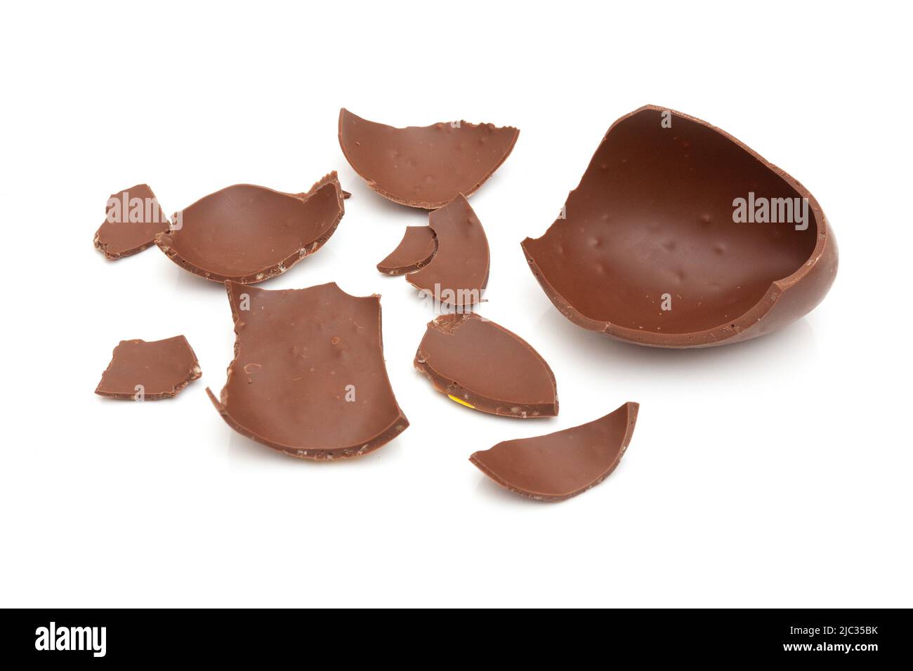 Oeuf de chocolat isolé sur un fond blanc de studio. Banque D'Images