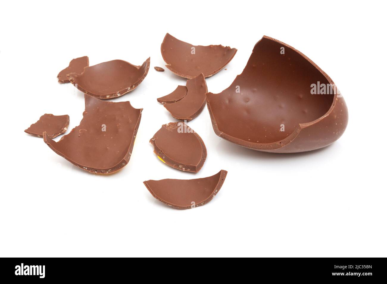 Oeuf de chocolat isolé sur un fond blanc de studio. Banque D'Images
