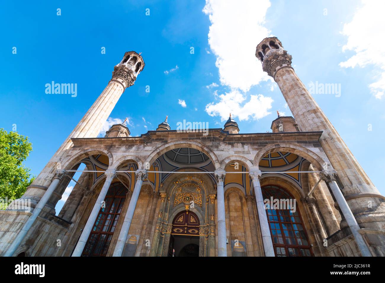 Mosquée Konya Aziziye. Vue panoramique sur la mosquée Aziziye de Konya. Ramadan ou kandil ou lalat al-qadr ou photo de fond islamique. Banque D'Images