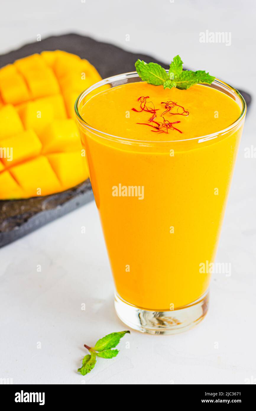 Mango Smoothie dans les verres, Mango sur le fond Banque D'Images