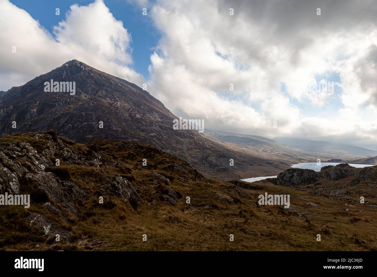 Pen YR Ole Wen, une partie de la chaîne de Carneddau vue des flancs de la chaîne de Glyderau, vallée d'Ogwen, Snowdonia, pays de Galles Banque D'Images