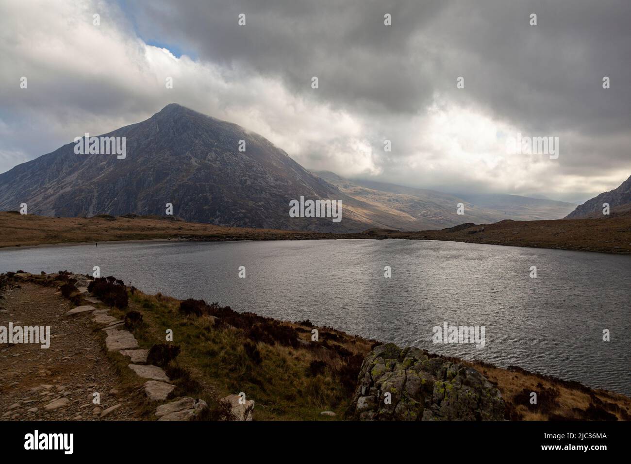 Pen YR Ole Wen, une partie de la chaîne de Carneddau vue des flancs de la chaîne de Glyderau, vallée d'Ogwen, Snowdonia, pays de Galles Banque D'Images