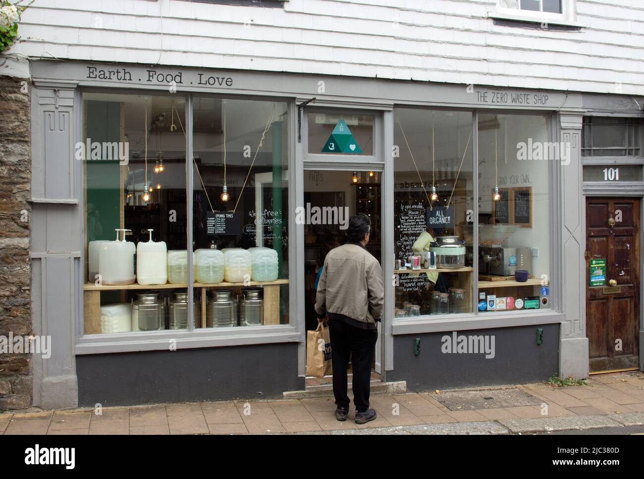 TOTNES, Royaume-Uni - 26 JUIN 2021 Earth, Food, Love Zero Waste shop sur High Street lors d'une journée de shopping lente Banque D'Images