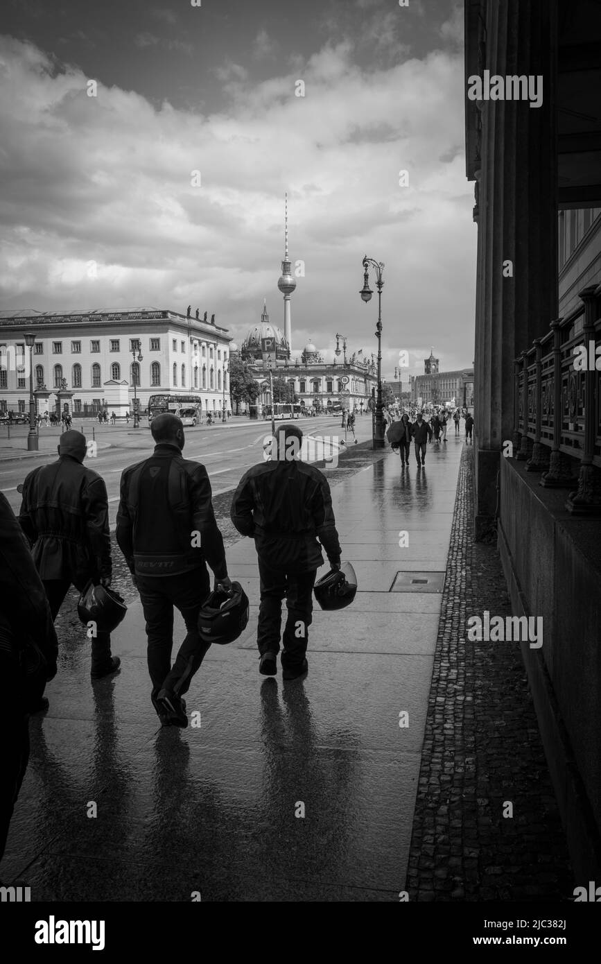 Un groupe de motocyclistes se promène dans la rue Unter den Linden à Berlin Banque D'Images