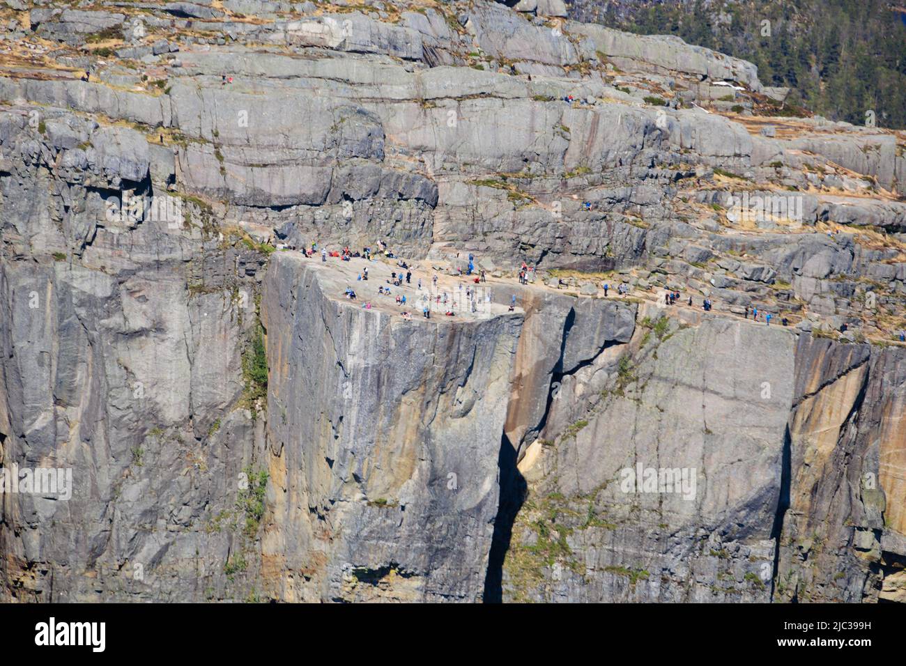 Touristes et amateurs de sensations fortes se tiennent sur Pulpit Rock, Preikestolen, au-dessus du Lysefjord. Stavanger, Norvège Banque D'Images