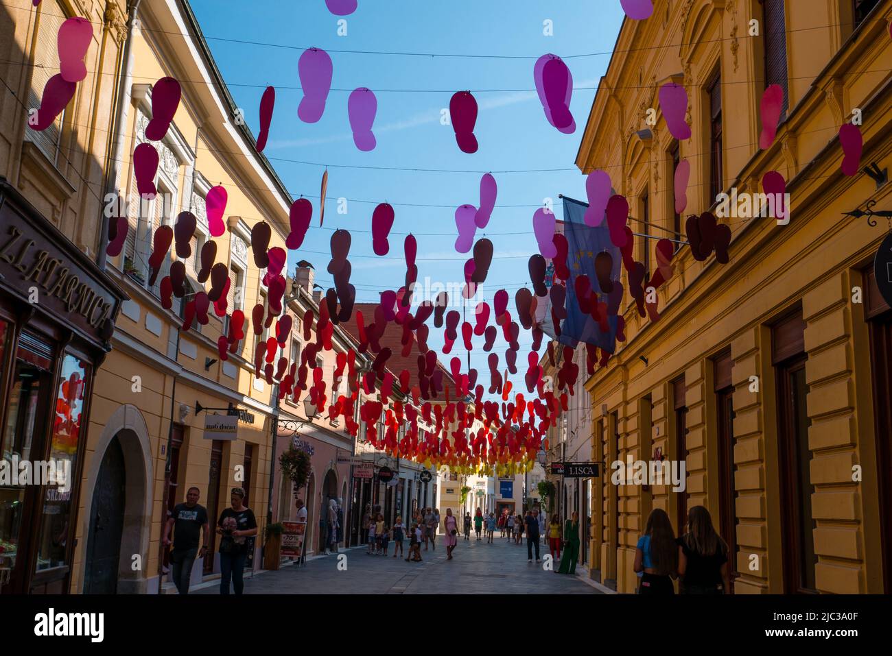 Pas suspendus sur un fil. 2021, Varazdin. Croatie. Banque D'Images