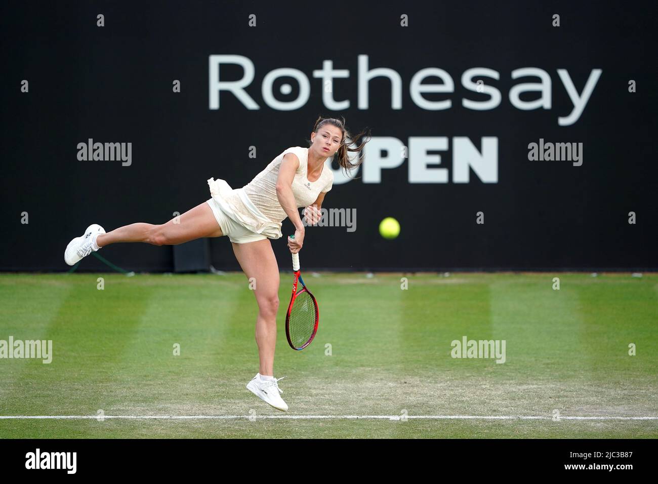 Camila Giorgi d'Italie en action contre le Harriet Dart de Grande-Bretagne le sixième jour de l'Open de Rothesay 2022 au centre de tennis de Nottingham, Nottingham. Date de la photo: Jeudi 9 juin 2022. Banque D'Images