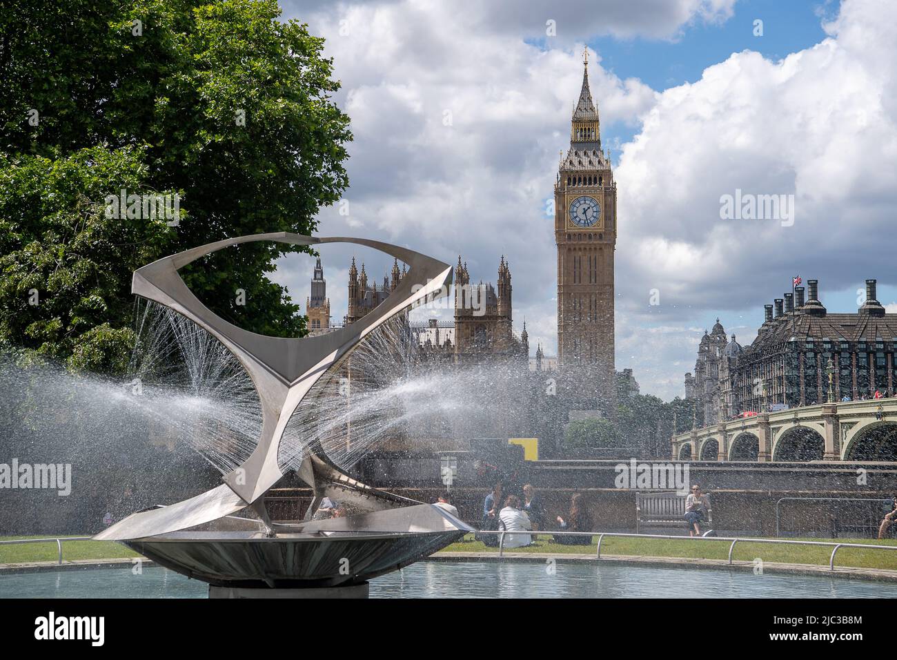 Westminster, Londres, Royaume-Uni. 8th juin 2022. Vue sur Big Ben depuis l'hôpital St Thomas. Le soleil brillait aujourd'hui au-dessus du Palais de Westminster après un début tumultueux de la semaine avec un vote de défiance envers le Premier ministre Boris Johnson, qu'il a survécu de justesse. Crédit : Maureen McLean/Alay Banque D'Images