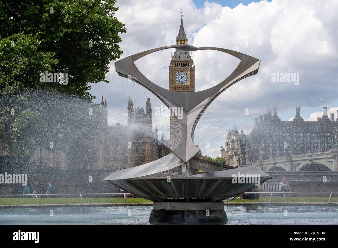 Westminster, Londres, Royaume-Uni. 8th juin 2022. Vue sur Big Ben depuis l'hôpital St Thomas. Le soleil brillait aujourd'hui au-dessus du Palais de Westminster après un début tumultueux de la semaine avec un vote de défiance envers le Premier ministre Boris Johnson, qu'il a survécu de justesse. Crédit : Maureen McLean/Alay Banque D'Images