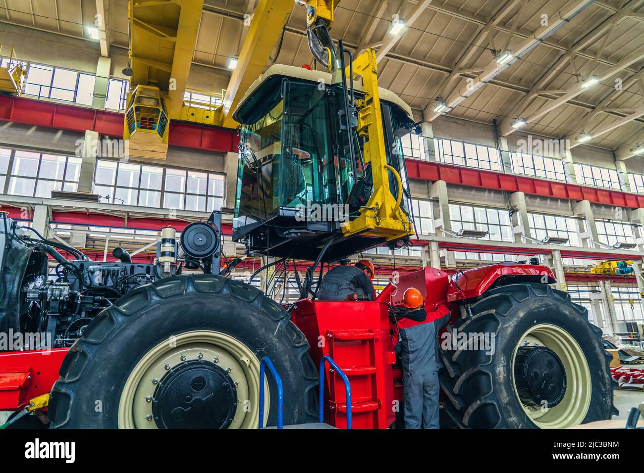 Ligne de convoyeur pour l'assemblage de tracteurs ou de moissonneuses-batteuses en usine pour la production de machines agricoles industrielles. Banque D'Images