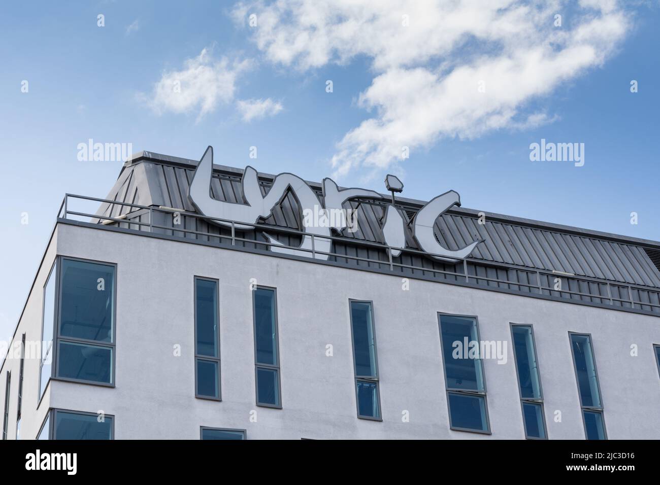 Gros plan de la signalisation sur le Lyric Theatre, Lyric Square, King Street, Hammersmith, Londres, W6, Angleterre, Royaume-Uni Banque D'Images