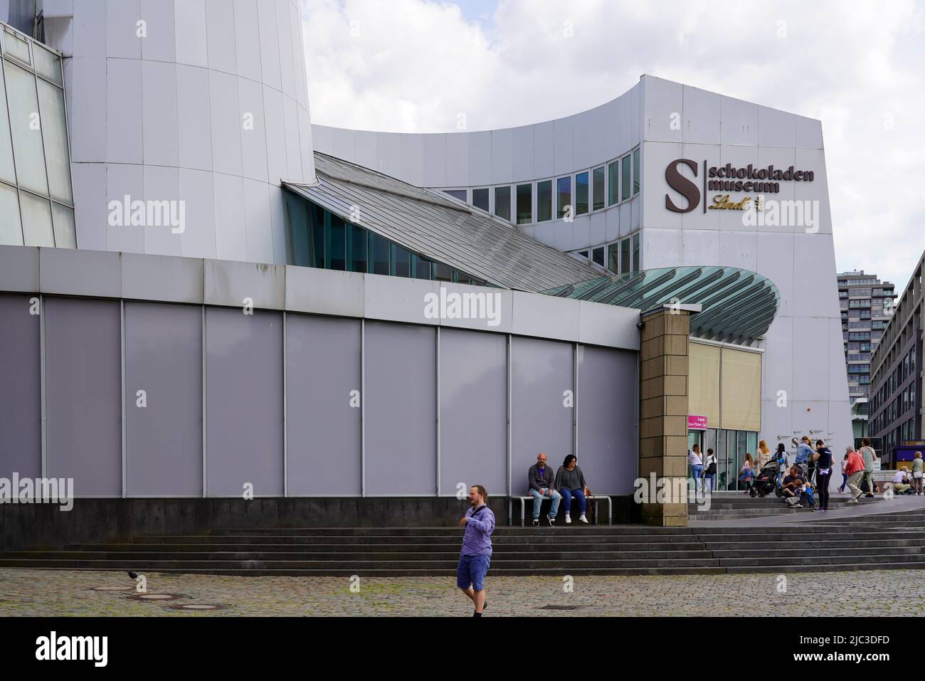 Les gens en face du Musée du chocolat de Cologne, un musée culturel-historique spécial pour le chocolat. Cologne, Rhénanie-du-Nord-Westphalie, Allemagne, 21.5.22 Banque D'Images