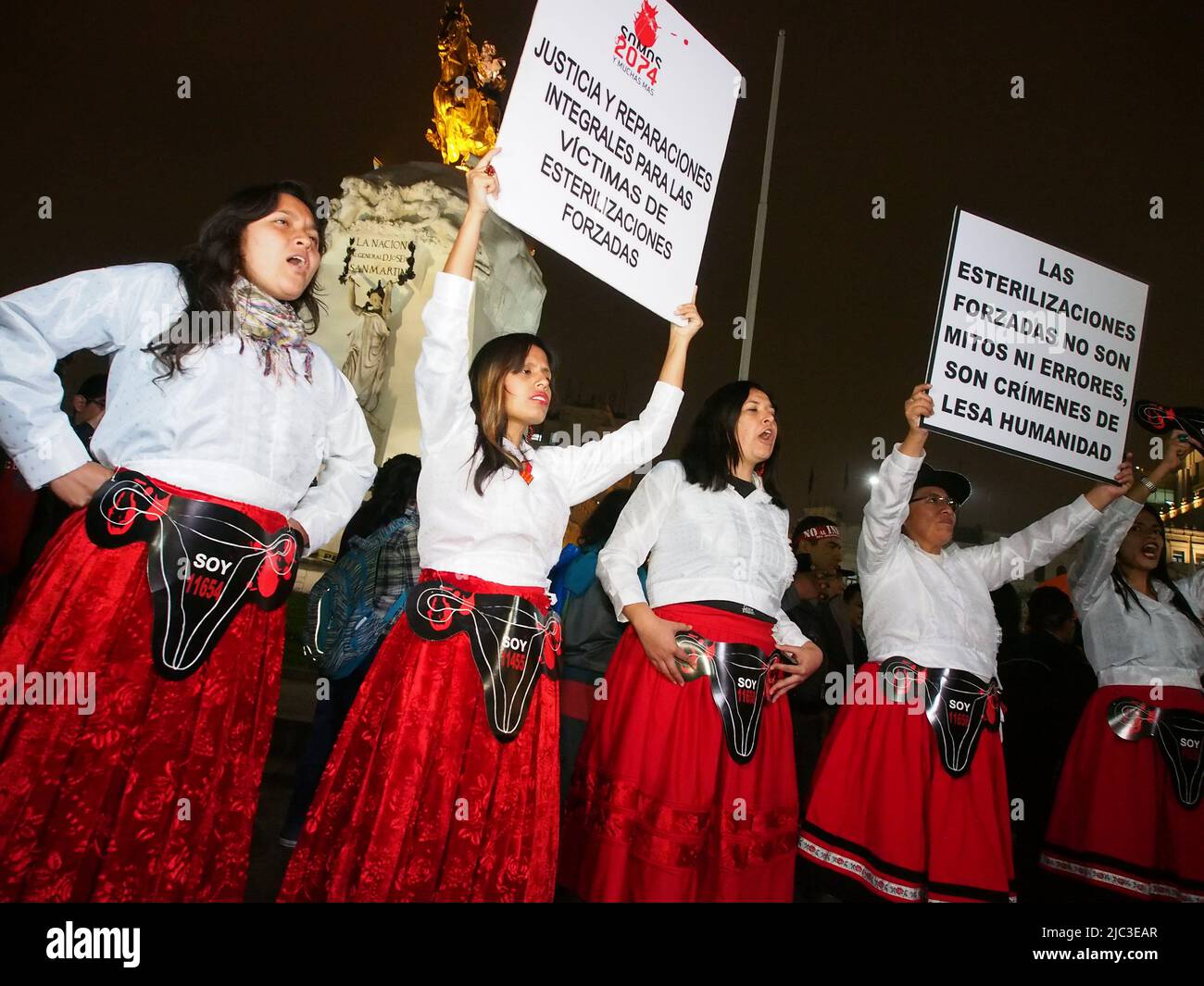 Des centaines de personnes, portant des portraits de leurs proches disparus, sont descendues dans les rues de Lima pour protester contre une éventuelle grâce à l'ancien président Alberto Fujimori qui purge sa peine pour crimes contre les droits de l'homme. Le gouvernement péruvien actuel a spéculé avec la possibilité de grâce, comme un outil de négociation avec la majorité parlementaire Fujimoriste. Banque D'Images