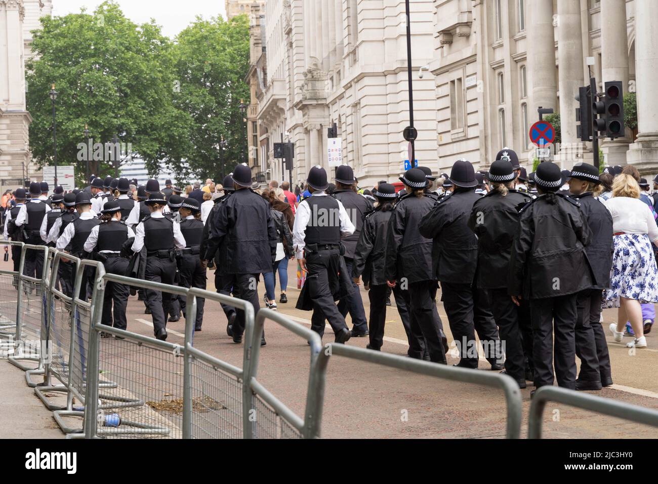 Des hommes et des femmes de police se sont démis de leurs fonctions après une journée réussie à l'occasion de la célébration du Jubilé de platine de la Reine Londres, Angleterre Royaume-Uni Banque D'Images