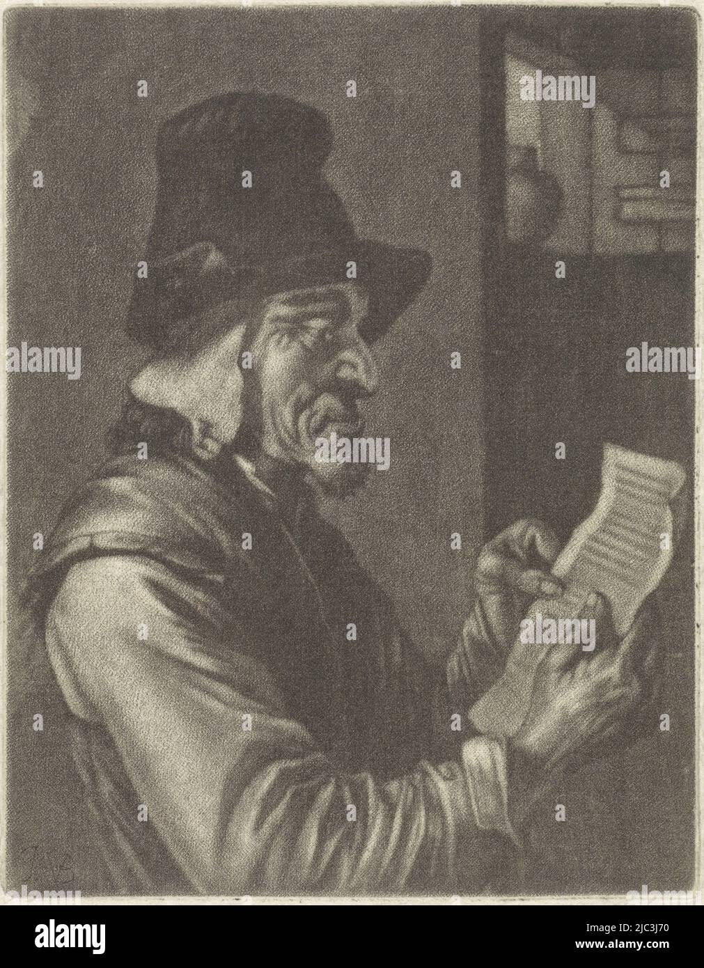 Un vieil homme est en train de lire une lettre. Il porte un chapeau. A droite une fenêtre ouverte, dans son cadre est un pichet de bière., lettre Reading Man, imprimerie: Jan van der Bruggen, (mentionné sur l'objet), Jan Verkolje (I), 1659 - 1740, papier, gravure, h 126 mm × l 98 mm Banque D'Images
