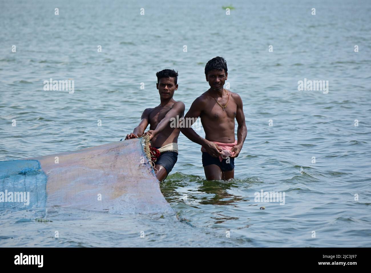 les jeunes pêcheurs essaient de pêcher Banque D'Images