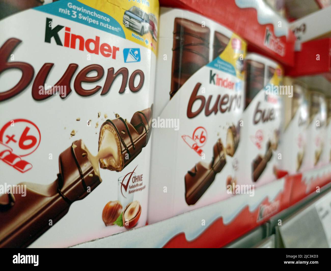 8 juin 2022, Vilshofen sur le Danuba, Bavière, Allemagne: Kinder Bueno Chocolate Bar vu au magasin Penny. (Credit image: © Igor Golovniov/SOPA Images via ZUMA Press Wire) Banque D'Images