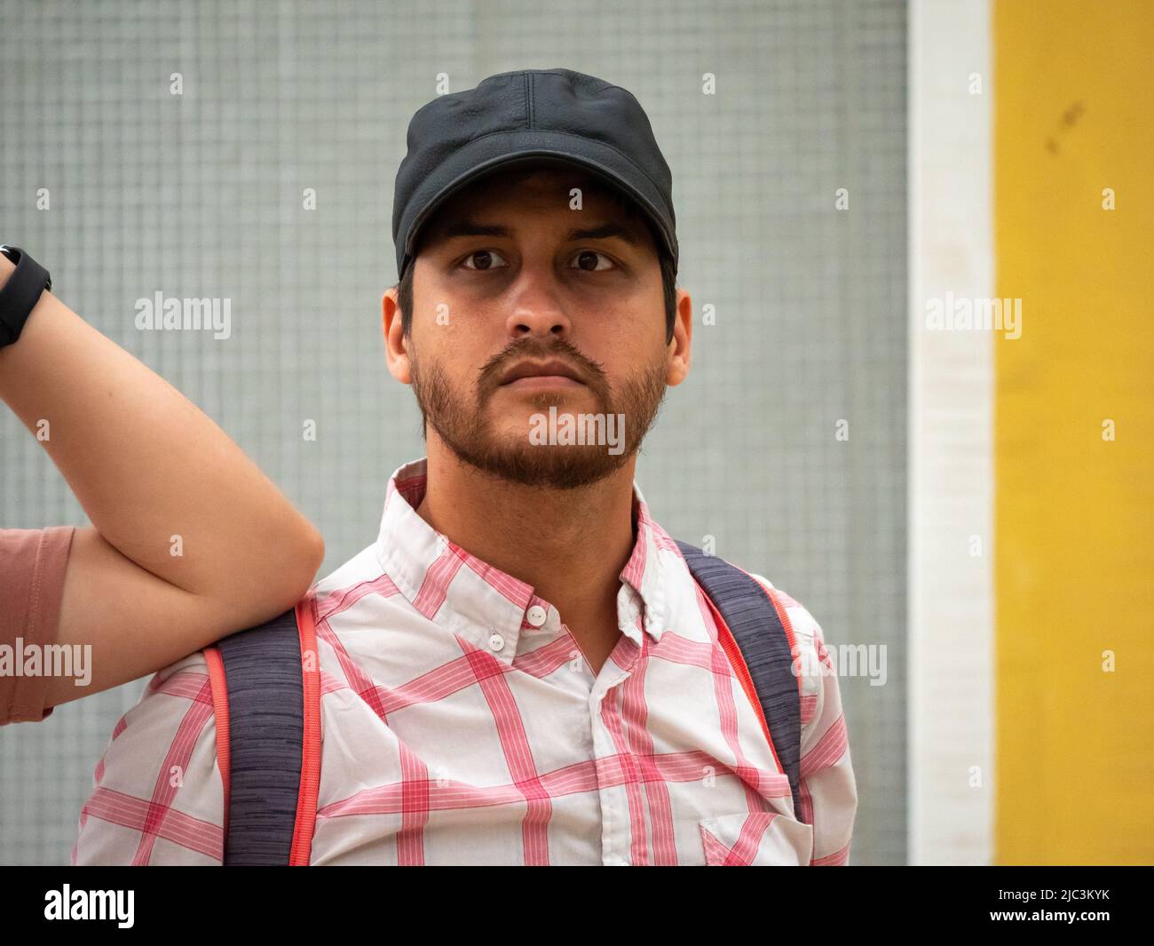 Medellin, Antioquia, Colombie - 19 février 2022: Le jeune homme d'Amérique du Sud avec le Cap Noir semble confus Banque D'Images